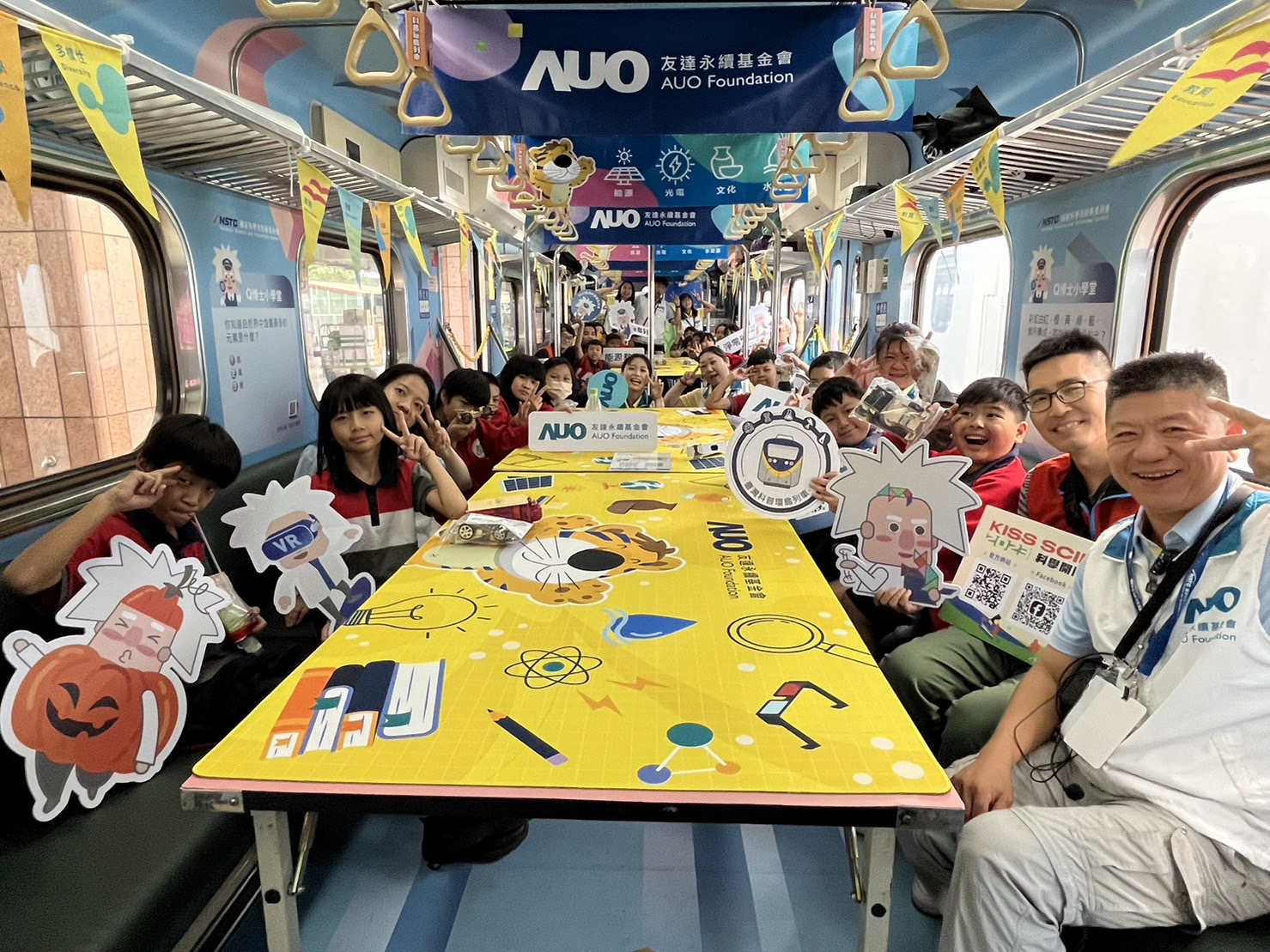彩虹多多永續基金會參與「臺灣科普環島列車」，設計基礎科學車廂課程，以「淨零碳排和永續能源」為主題，讓學生透過創意實驗認識淨零知識，以及思考生活中的減碳行為